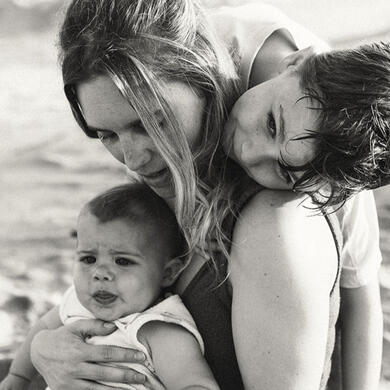 Photographe dans le Var Séance photo d'une maman et de ses enfants au bord de la mer dans le Var.